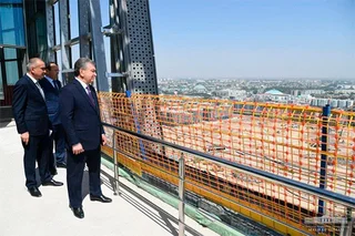 Президент посетил строительную площадку Tashkent City