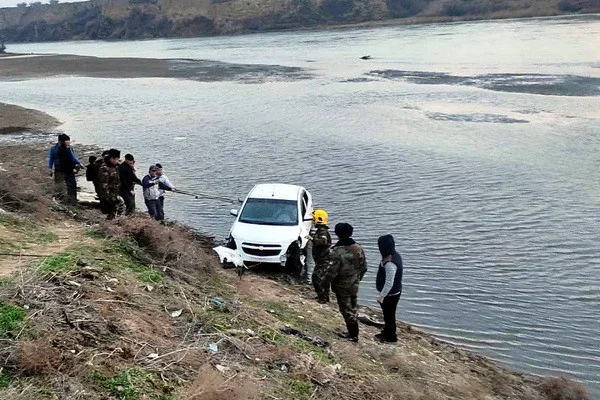 Car, which fell into a canal, was pulled out