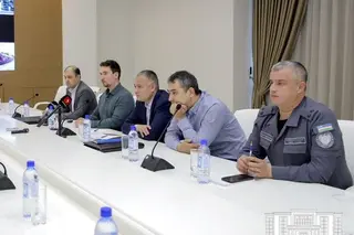 Typical techniques for improving road safety are discussed