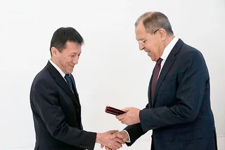 Сергей Лавров вручил награды дипломатам Узбекистана