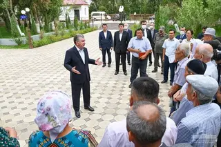 Uzbek President meets with residents of the mahalla in Nukus