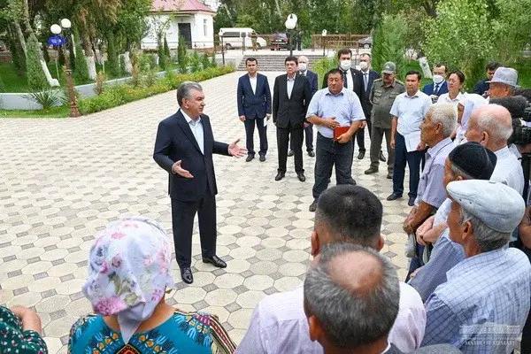 Uzbek President meets with residents of the mahalla in Nukus