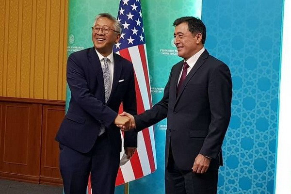 Американский узбекский. Центральной Азии Дональд Лу. Корпорации США.